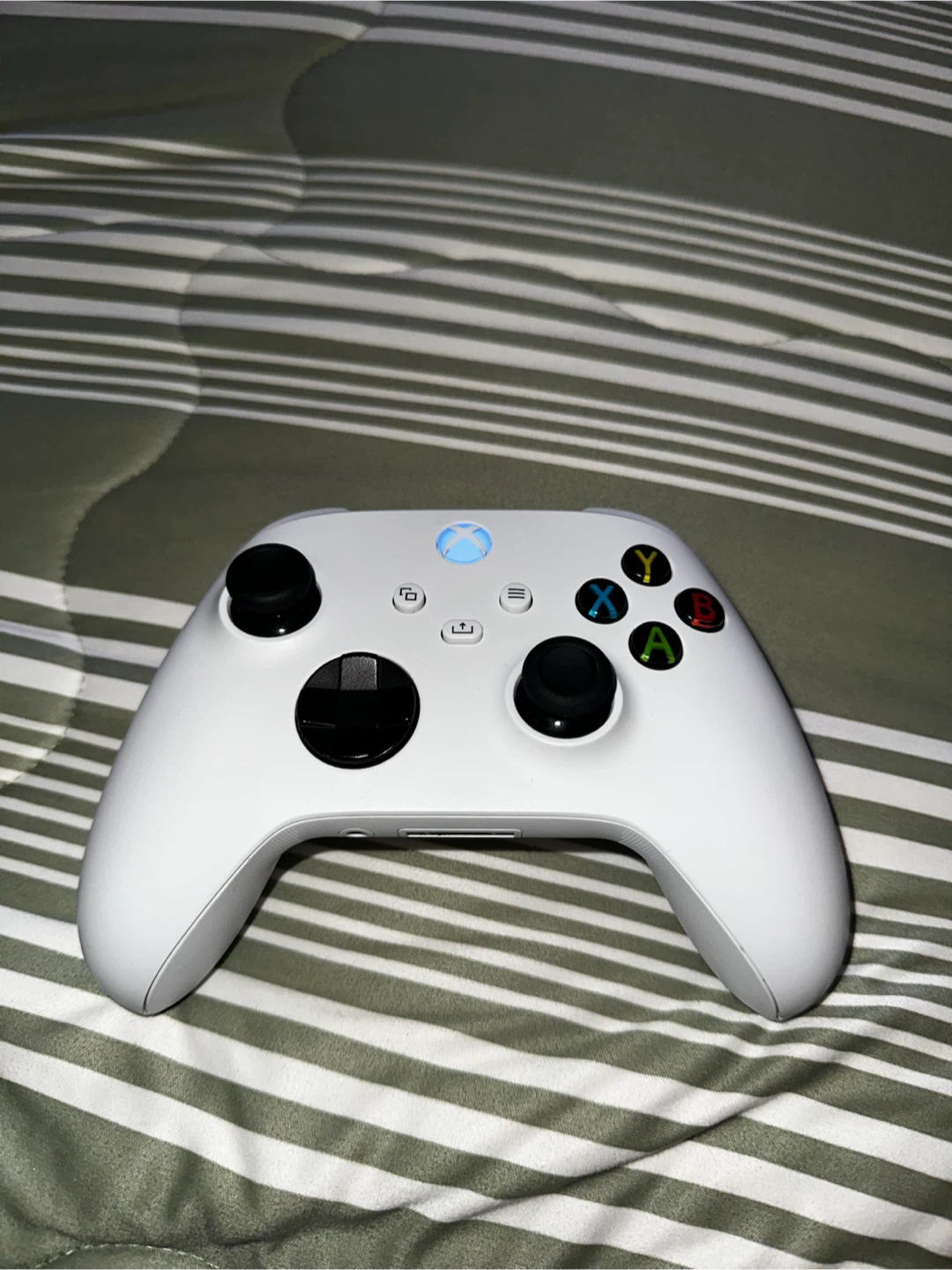 White Xbox Wireless Controller - photo 2