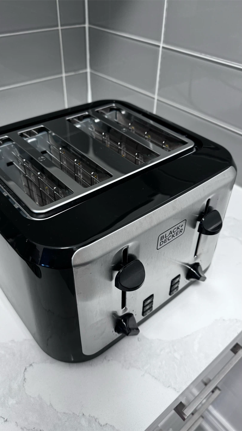 Black+Decker 4-Slice Toaster - Excellent Condition - photo 4