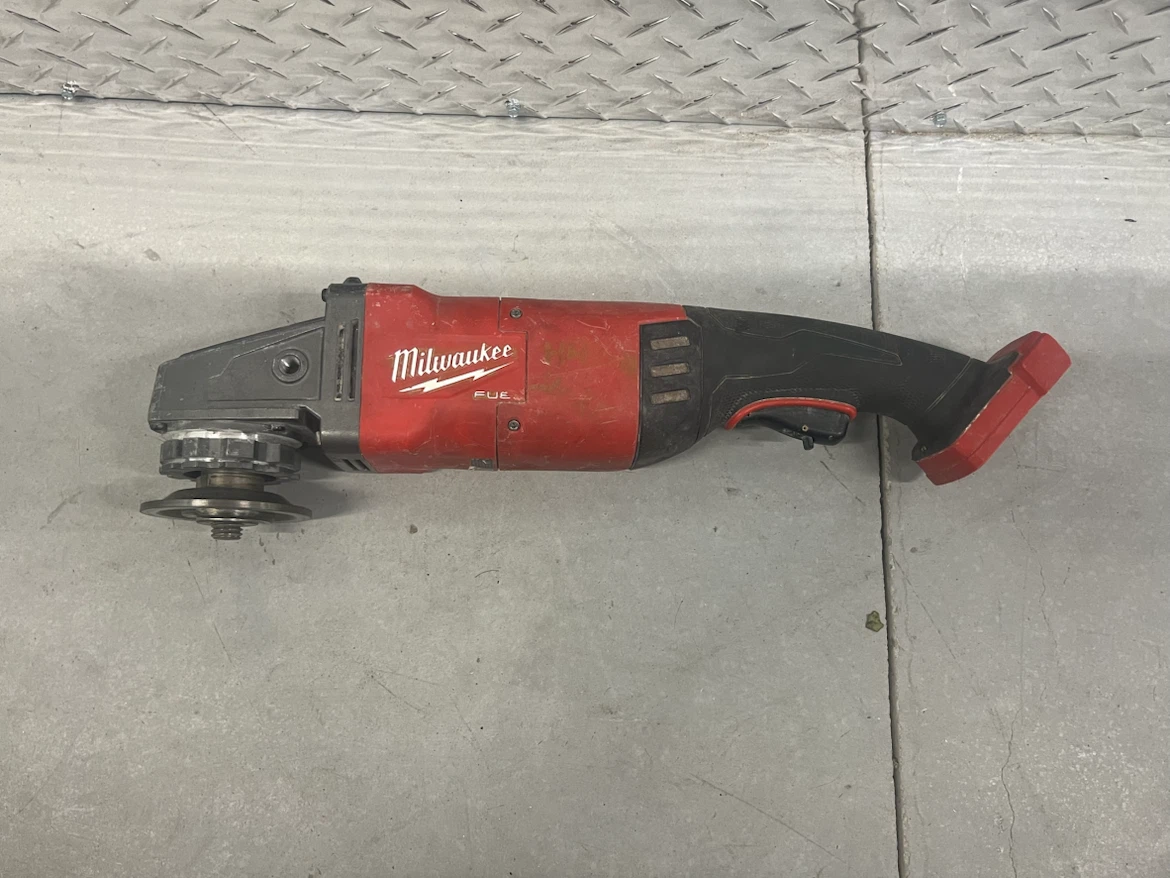 Milwaukee M18 FUEL 7in / 9in Large Angle Grinder