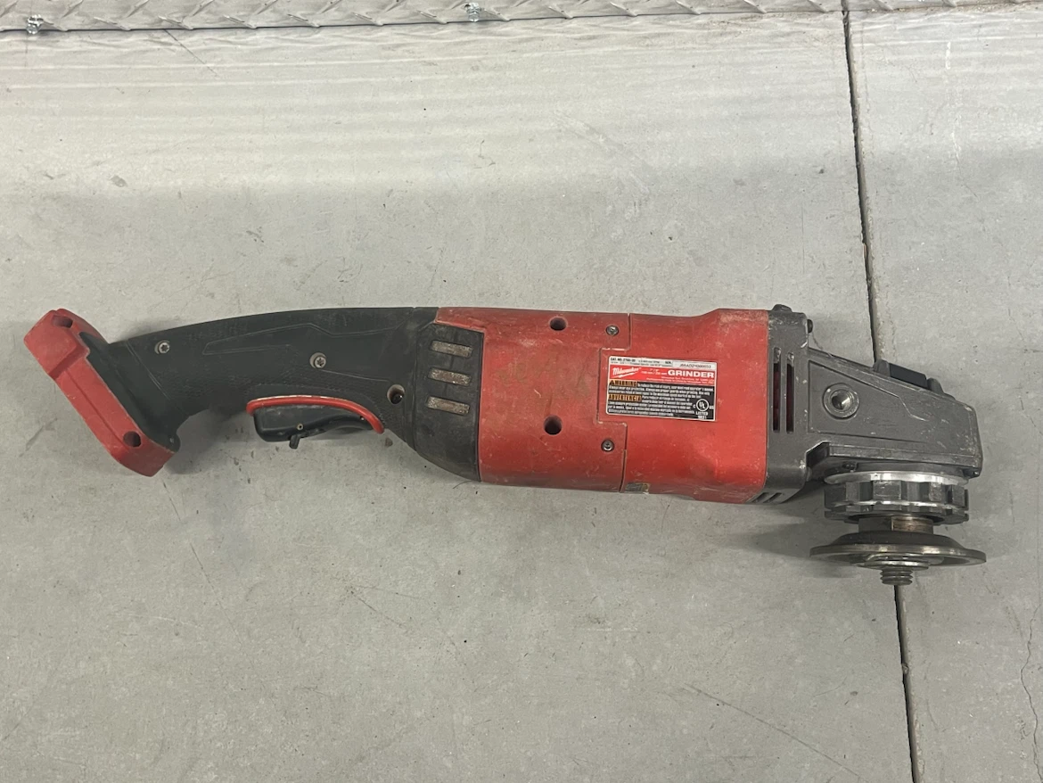 Milwaukee M18 FUEL 7in / 9in Large Angle Grinder - photo 2