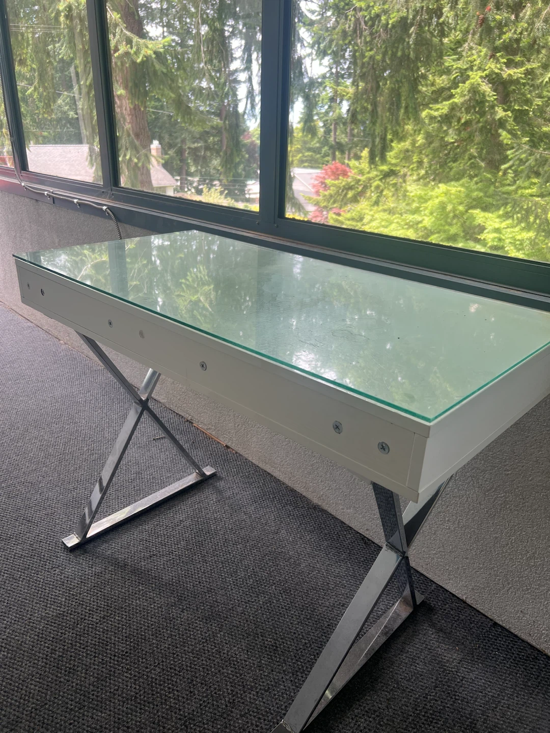 White nail desk with glass top and chrome legs