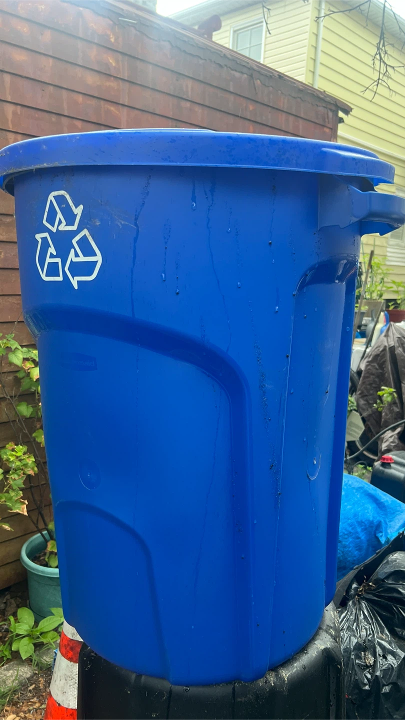 Large Blue Plastic Trash Can with cover - photo 3