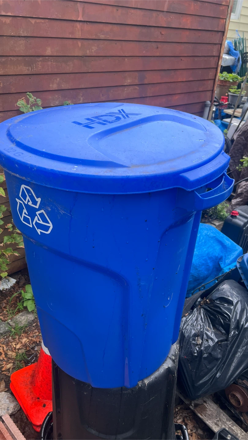 Large Blue Plastic Trash Can with cover - photo 4