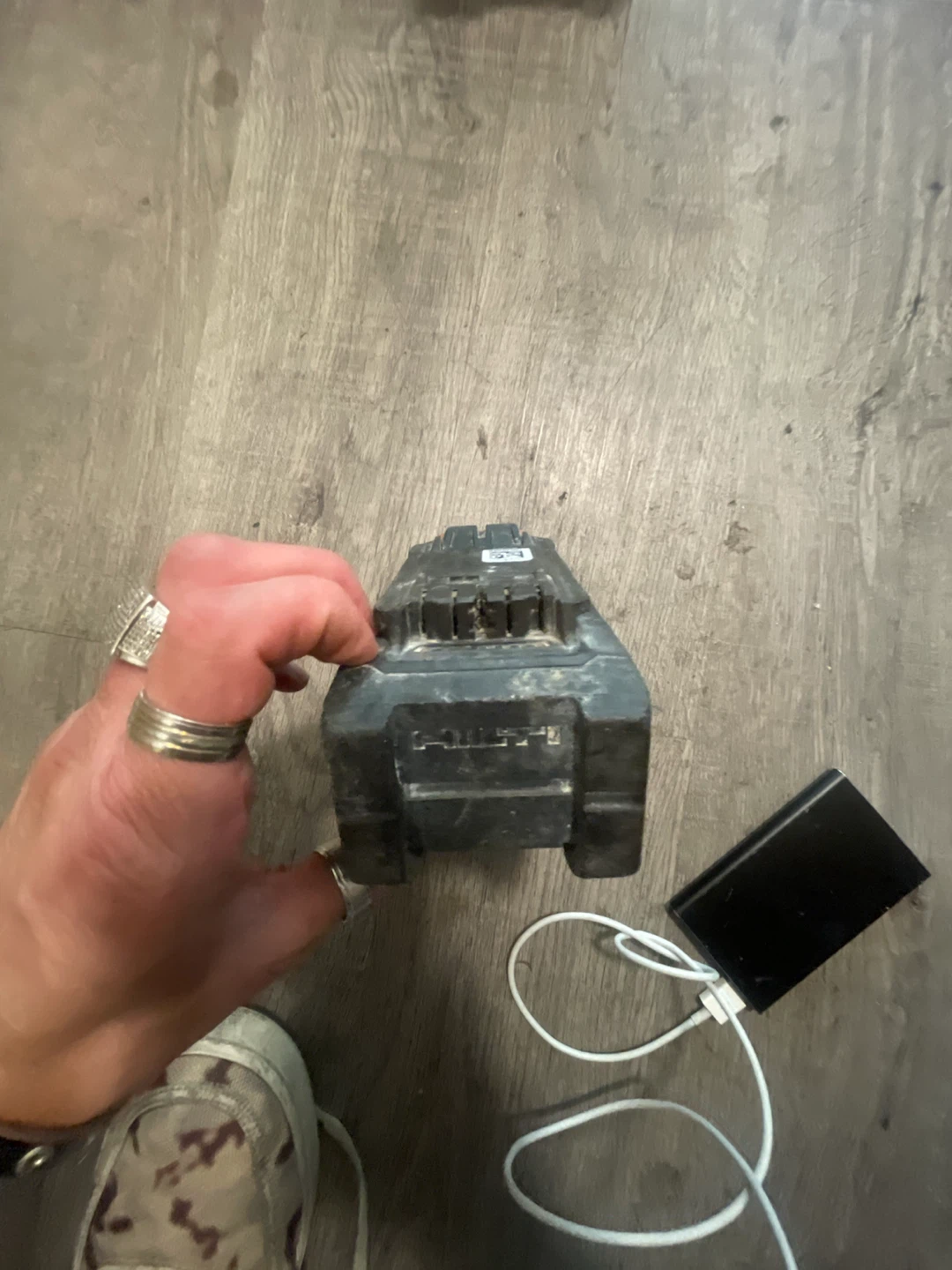 Hilti C 6-22 Battery Charger & 22V Battery - photo 2