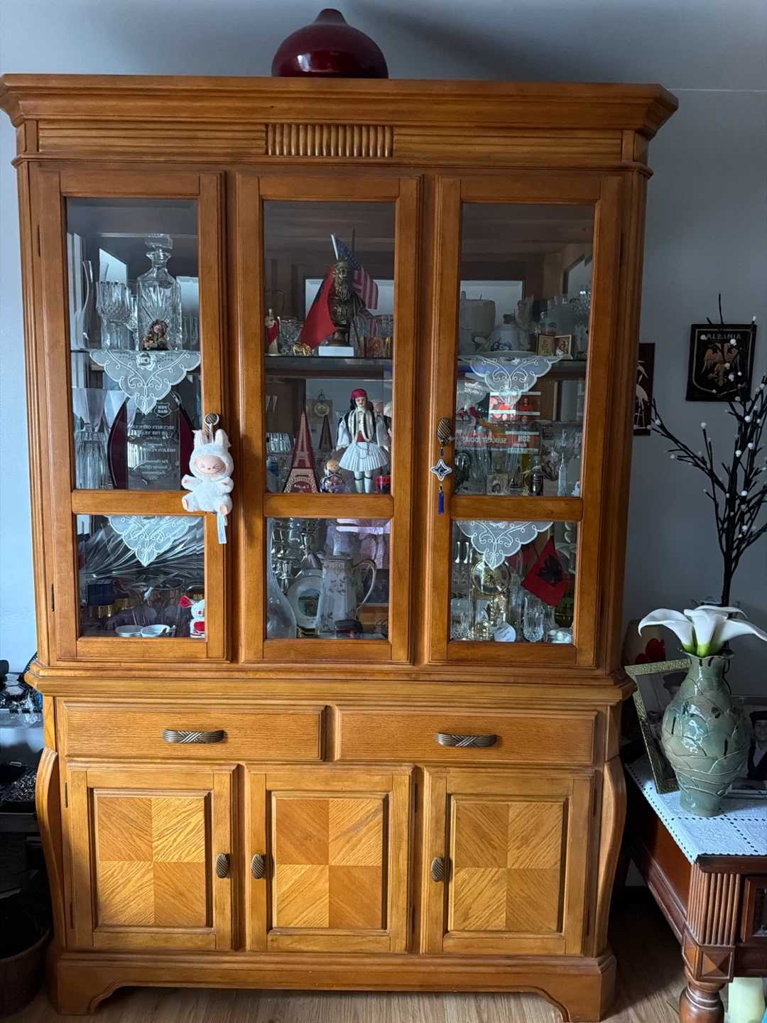 China Cabinet / Hutch
