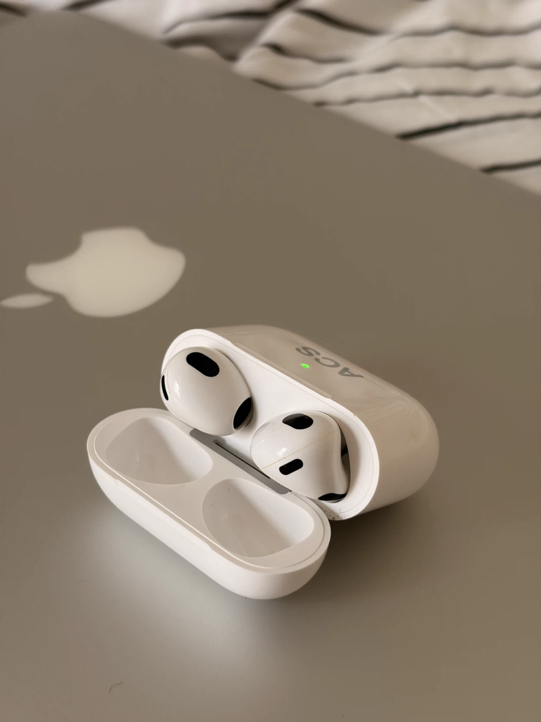 Apple AirPods (3rd generation) with MagSafe Charging Case - photo 4