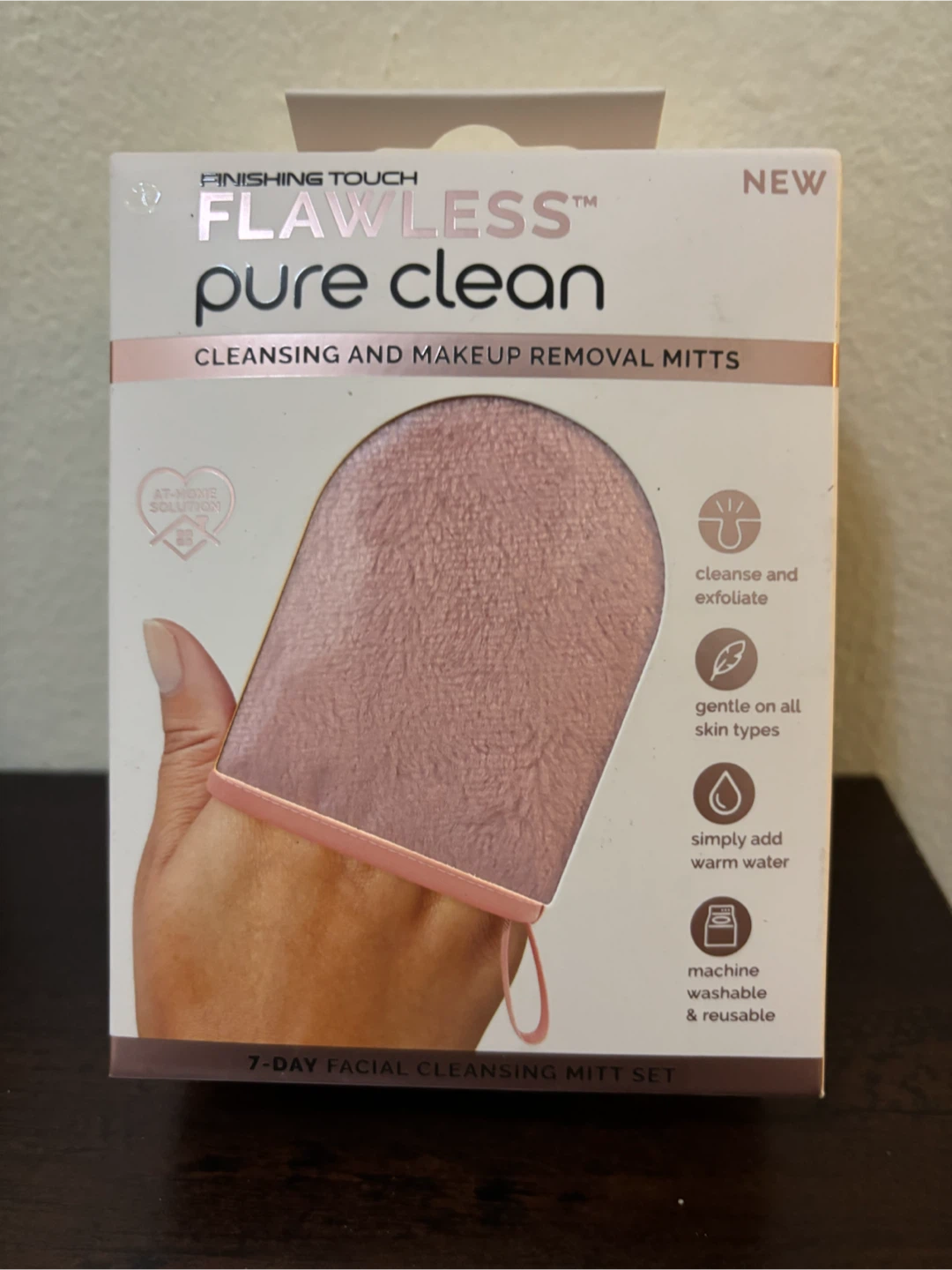 NEW-Finishing Touch Pure Clean Facial Cleansing Mitt Set