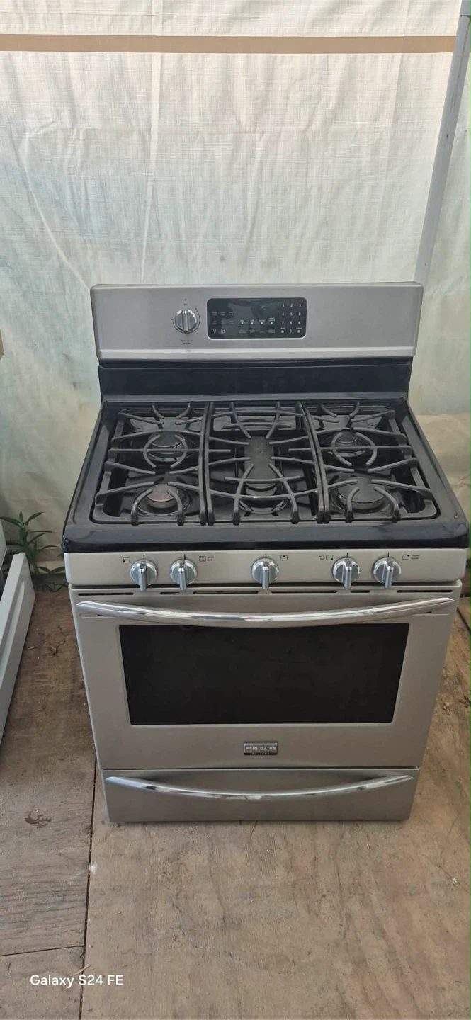 Frigidaire Gas Range - photo 2