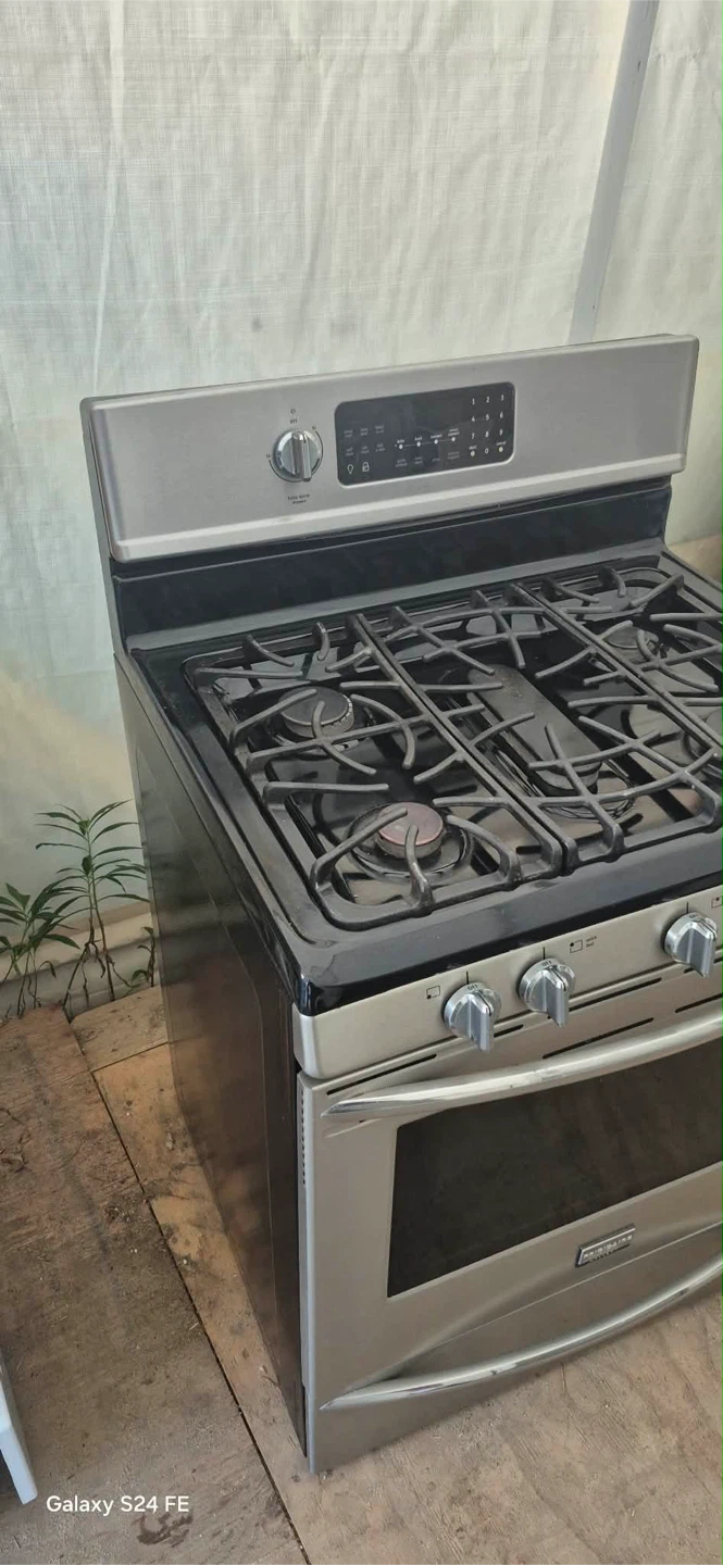 Frigidaire Gas Range - photo 4