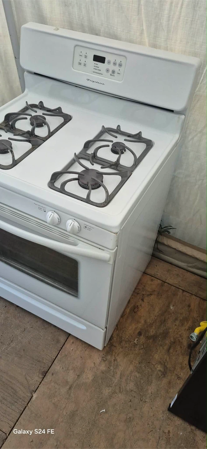Frigidaire White Gas Range Stove with Oven - photo 4