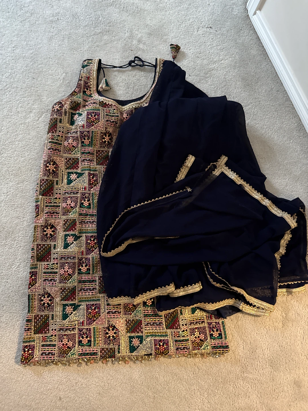 Embroidered sleeveless tunic with dupatta - photo 2