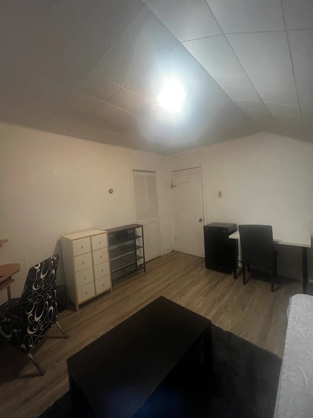 MALES ONLY Downtown All Inclusive WiFi Furnished Room - photo 3