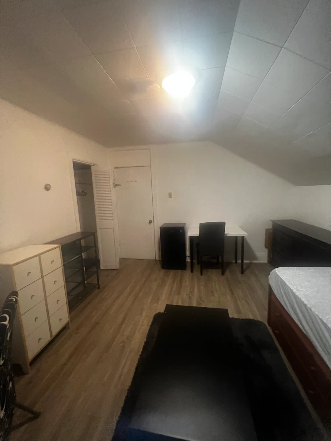 MALES ONLY Downtown All Inclusive WiFi Furnished Room - photo 4