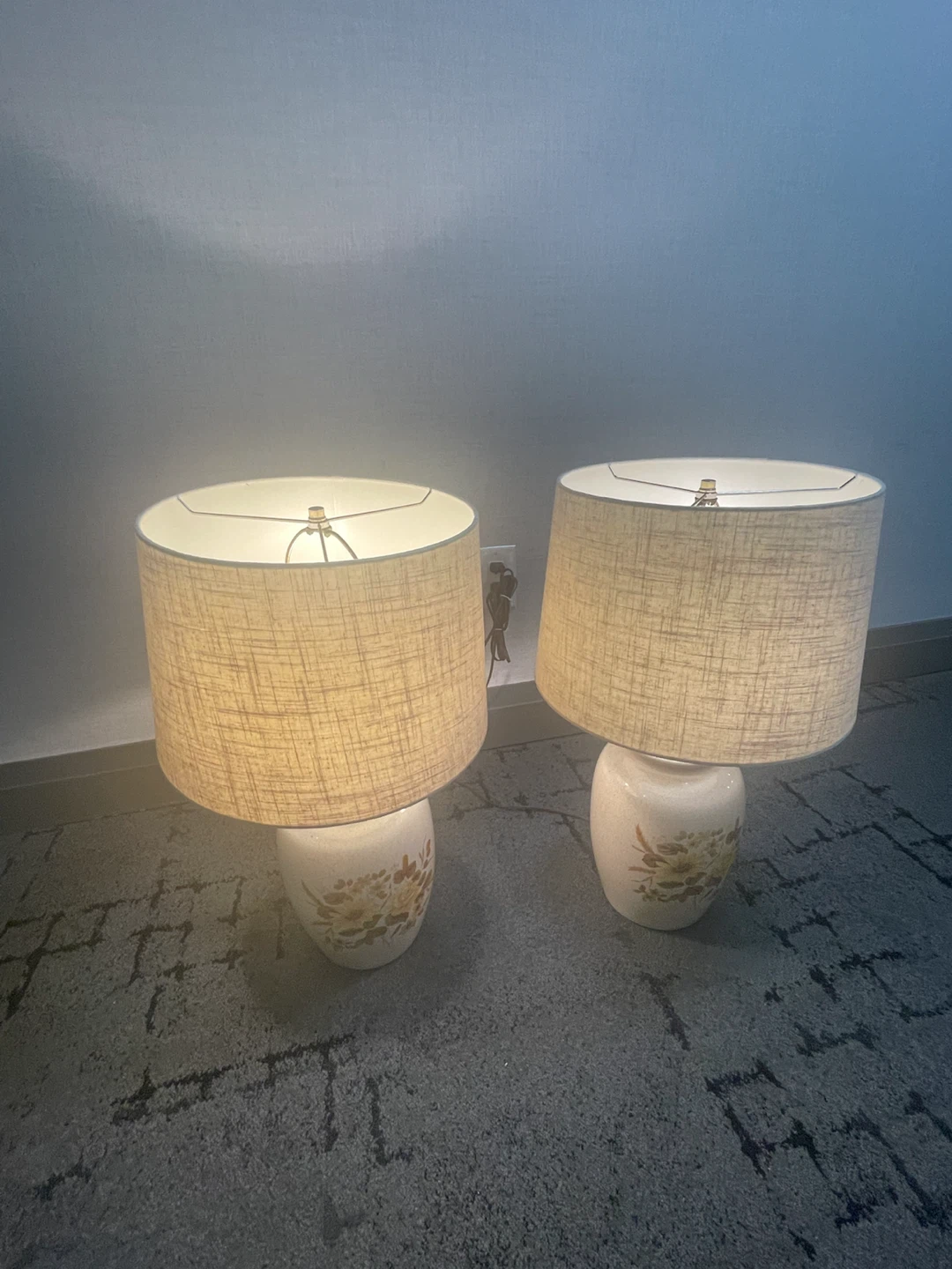 Pair of Vintage Ceramic Table Lamps with Floral Design - photo 2