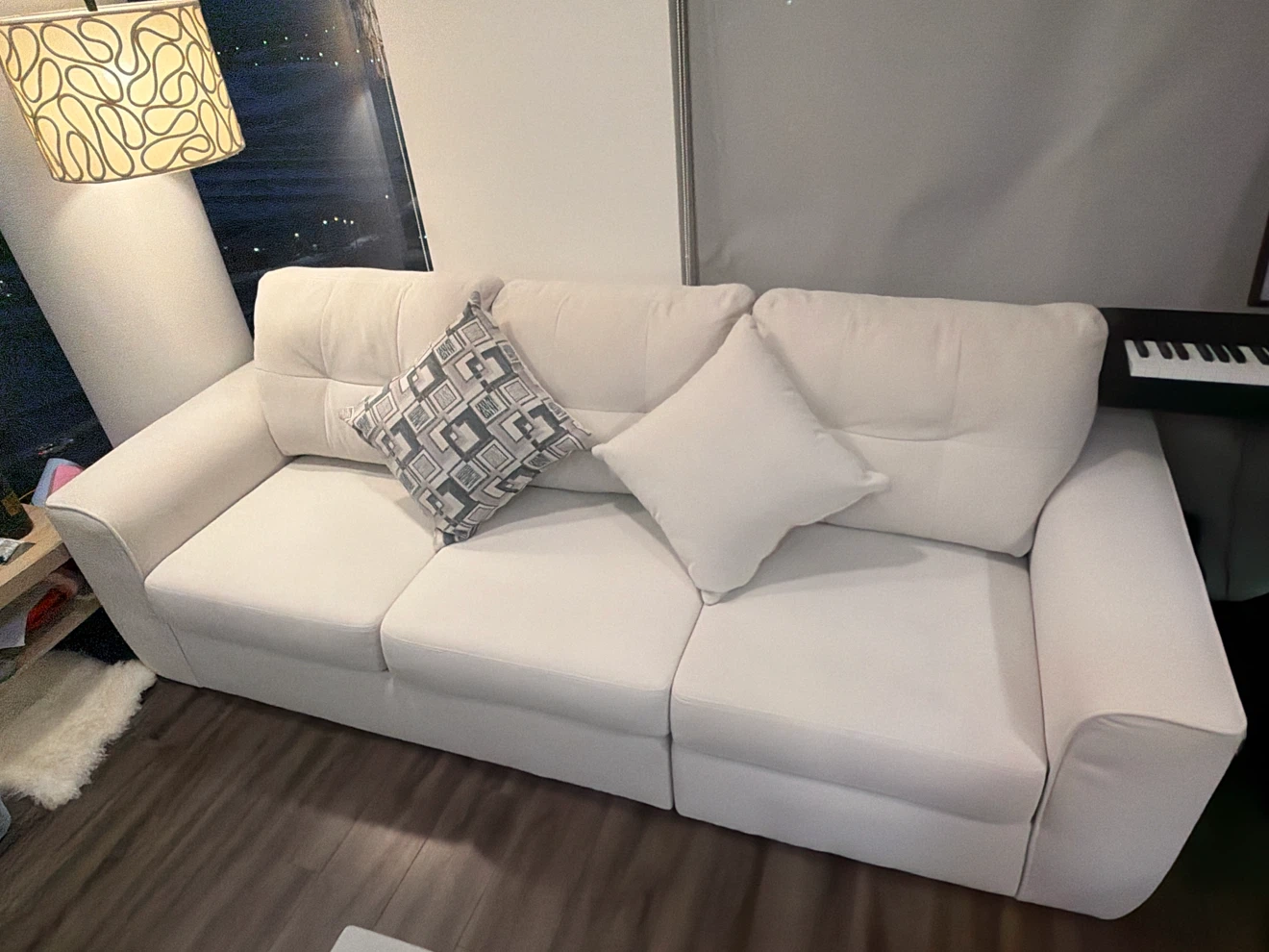 White 3-Seater Firm Sofa with 2 Decorative Pillows