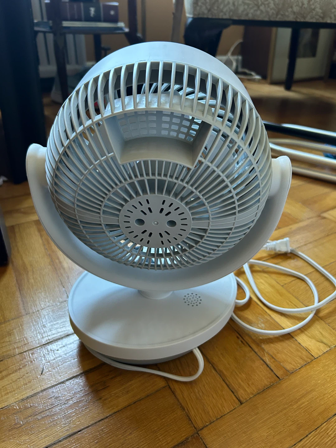 White Desk Fan with 4 Speeds and 4 Modes - photo 2