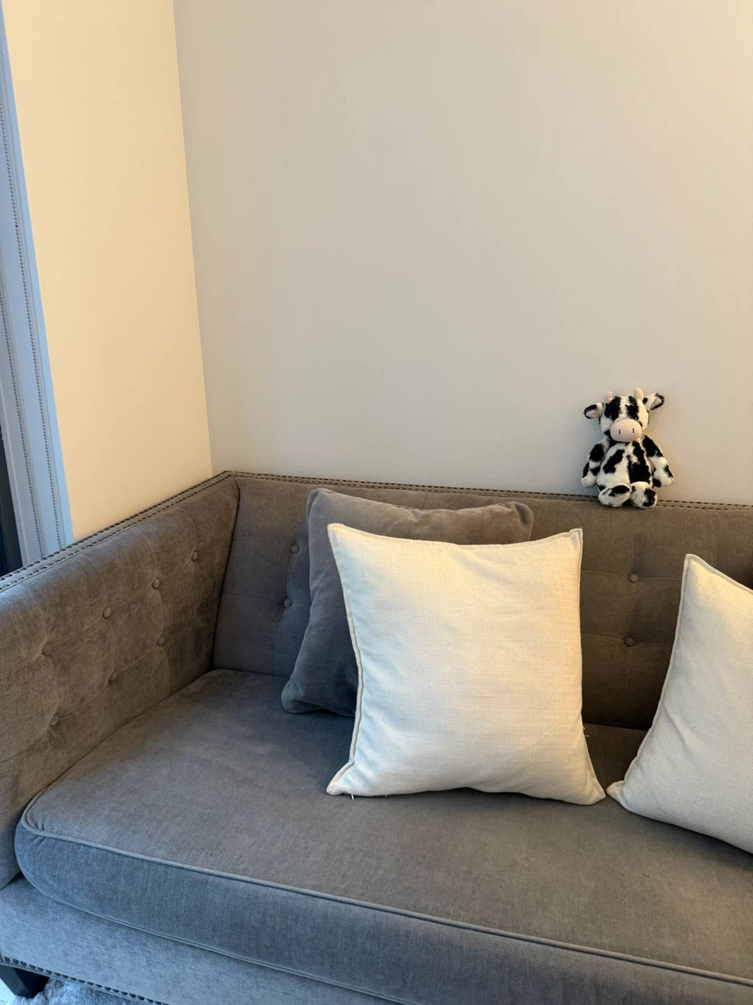 Grey tufted couch with 2 accent pillows - photo 2