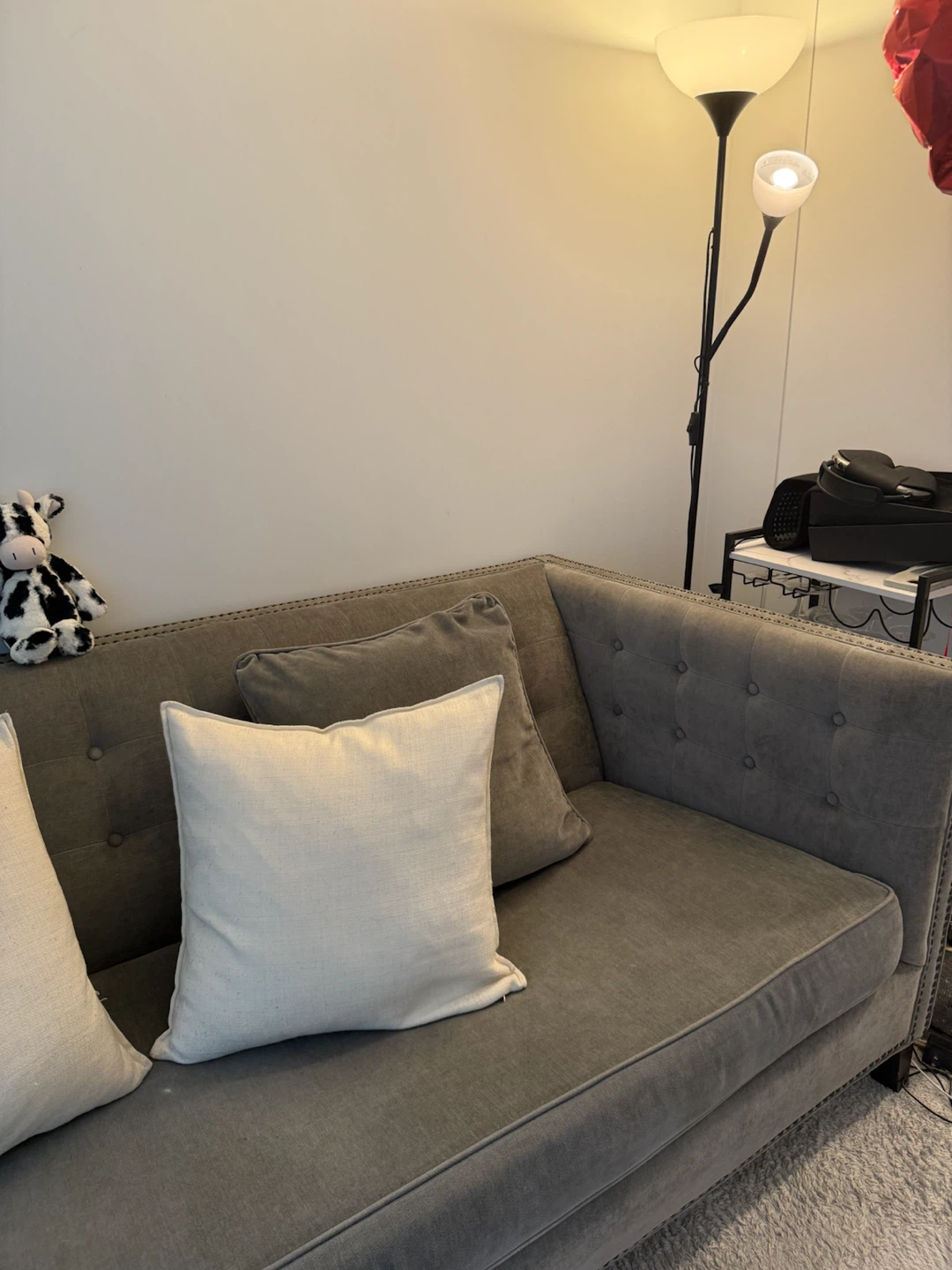 Grey tufted couch with 2 accent pillows - photo 3