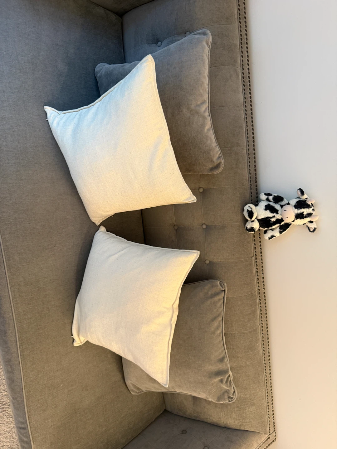 Grey tufted couch with 2 accent pillows - photo 4