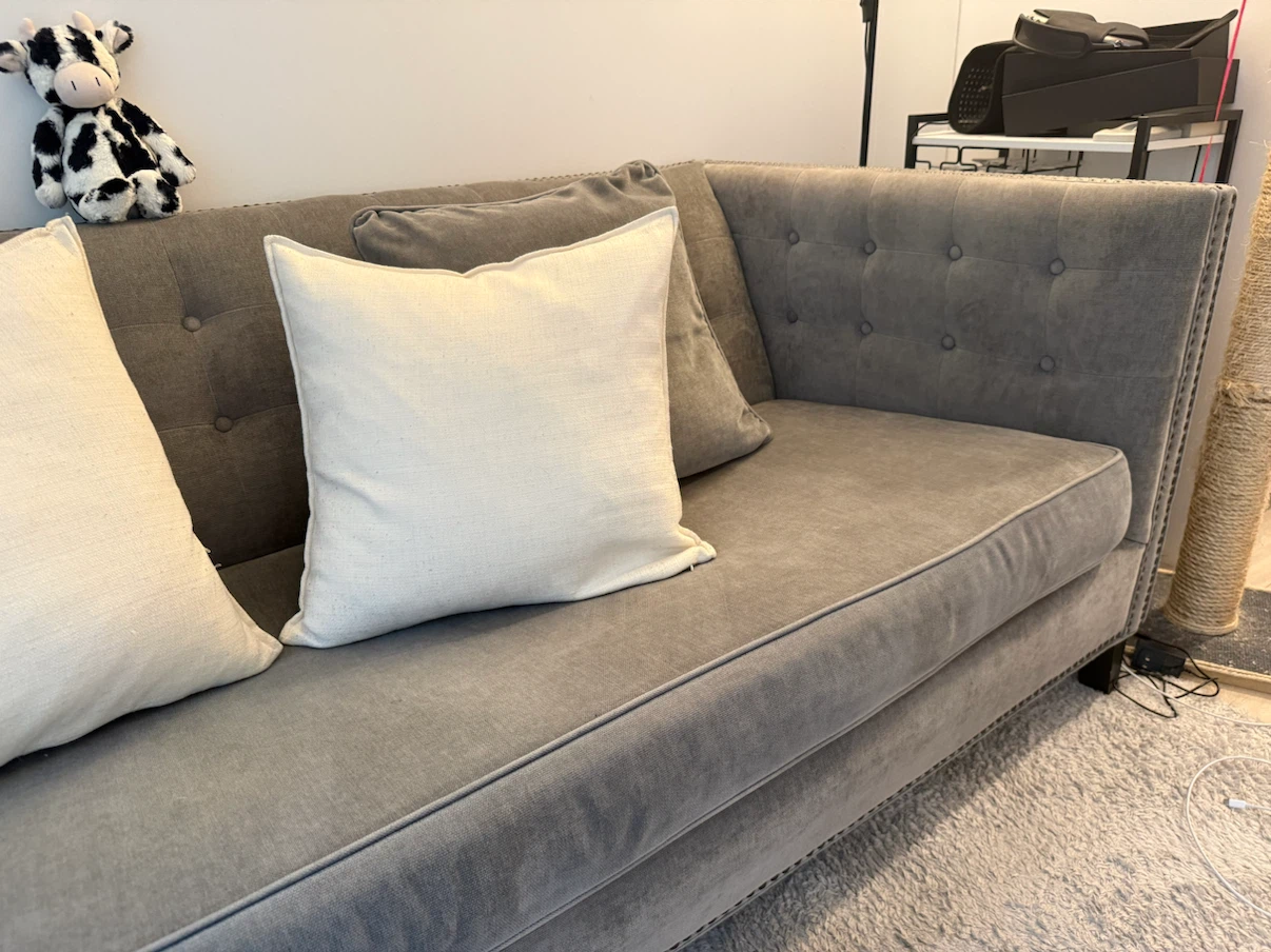 Grey tufted couch with 2 accent pillows - photo 5