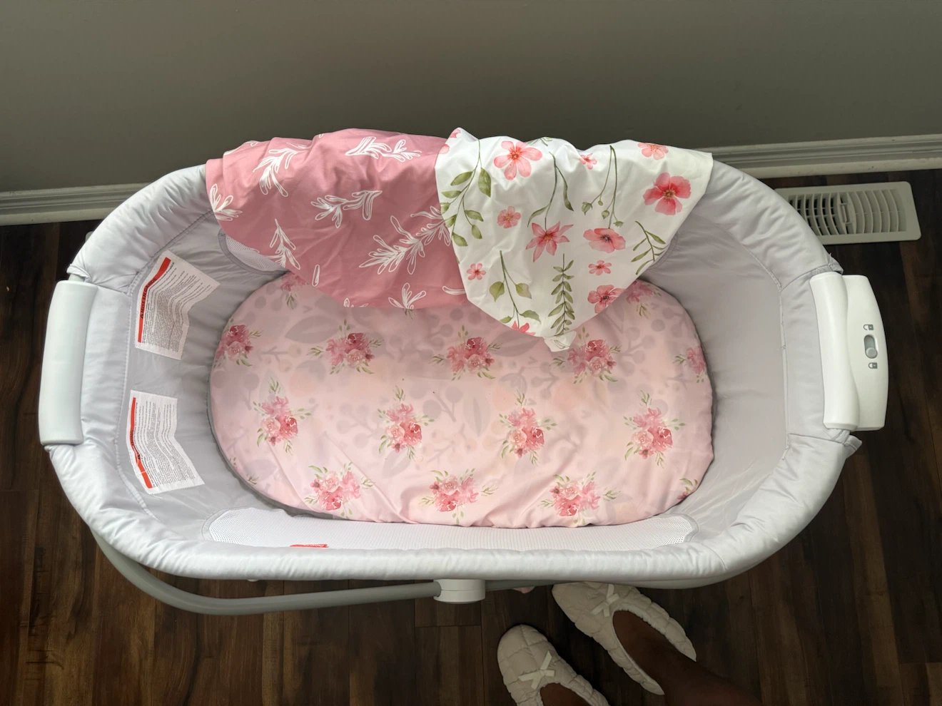 Fisher-Price Soothing View Vibe Bassinet + 3 Sheets - photo 2