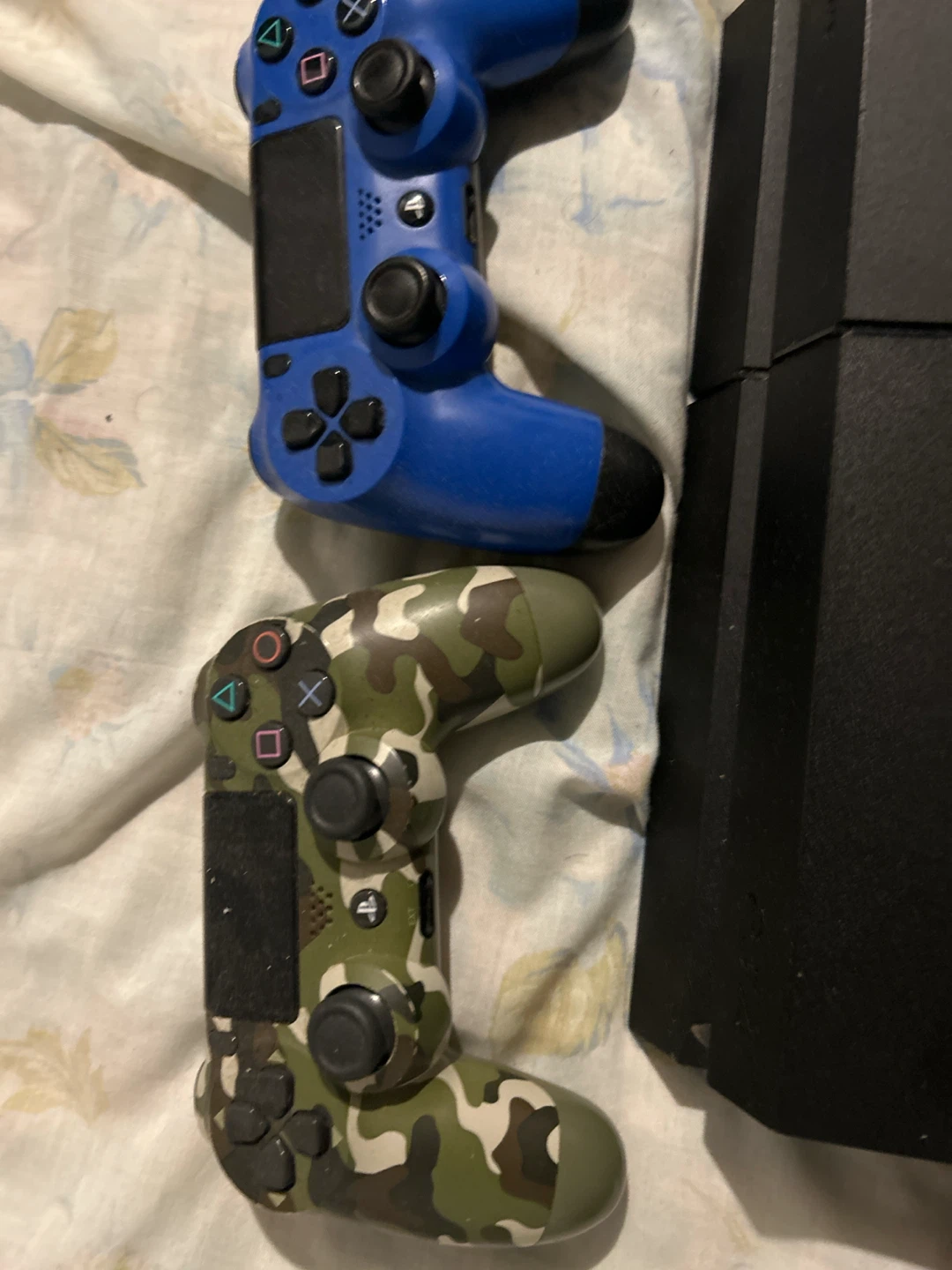 PS4 with 2 controllers and a headset - photo 2