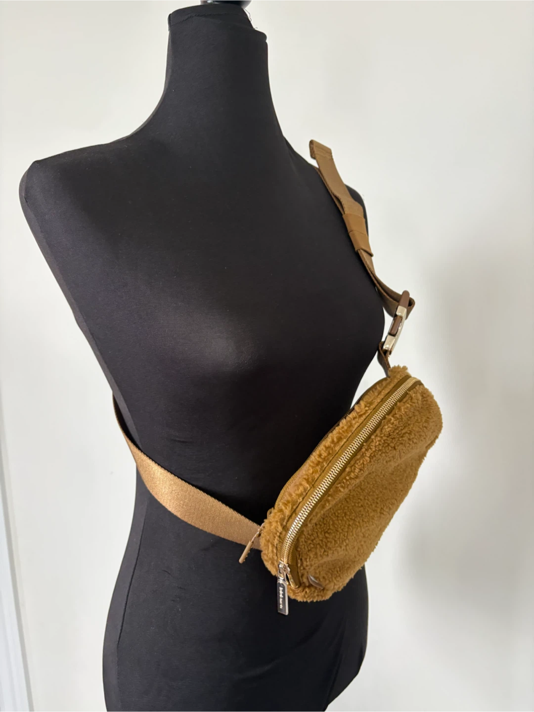 Like NEW! LULULEMON Everywhere Fleece Belt Bag - Gold Brown - photo 3