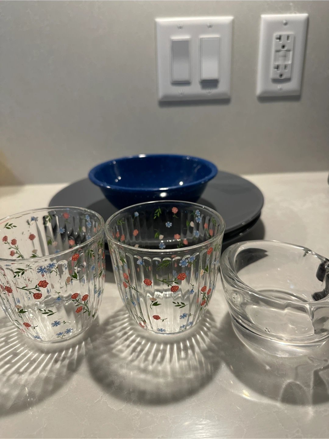 Set of 3cups 1bowl 2 big plate - photo 2