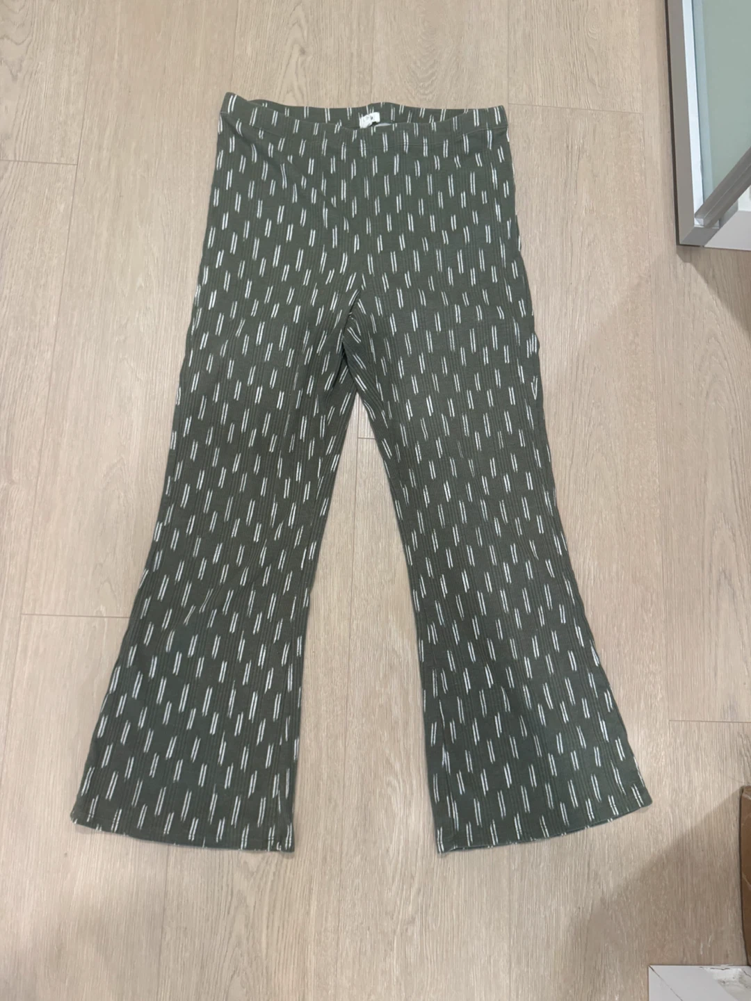 Aerie Flared Pants - Green Patterned Size L