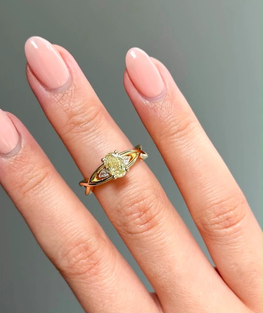 1 CT YELLOW OVAL RING