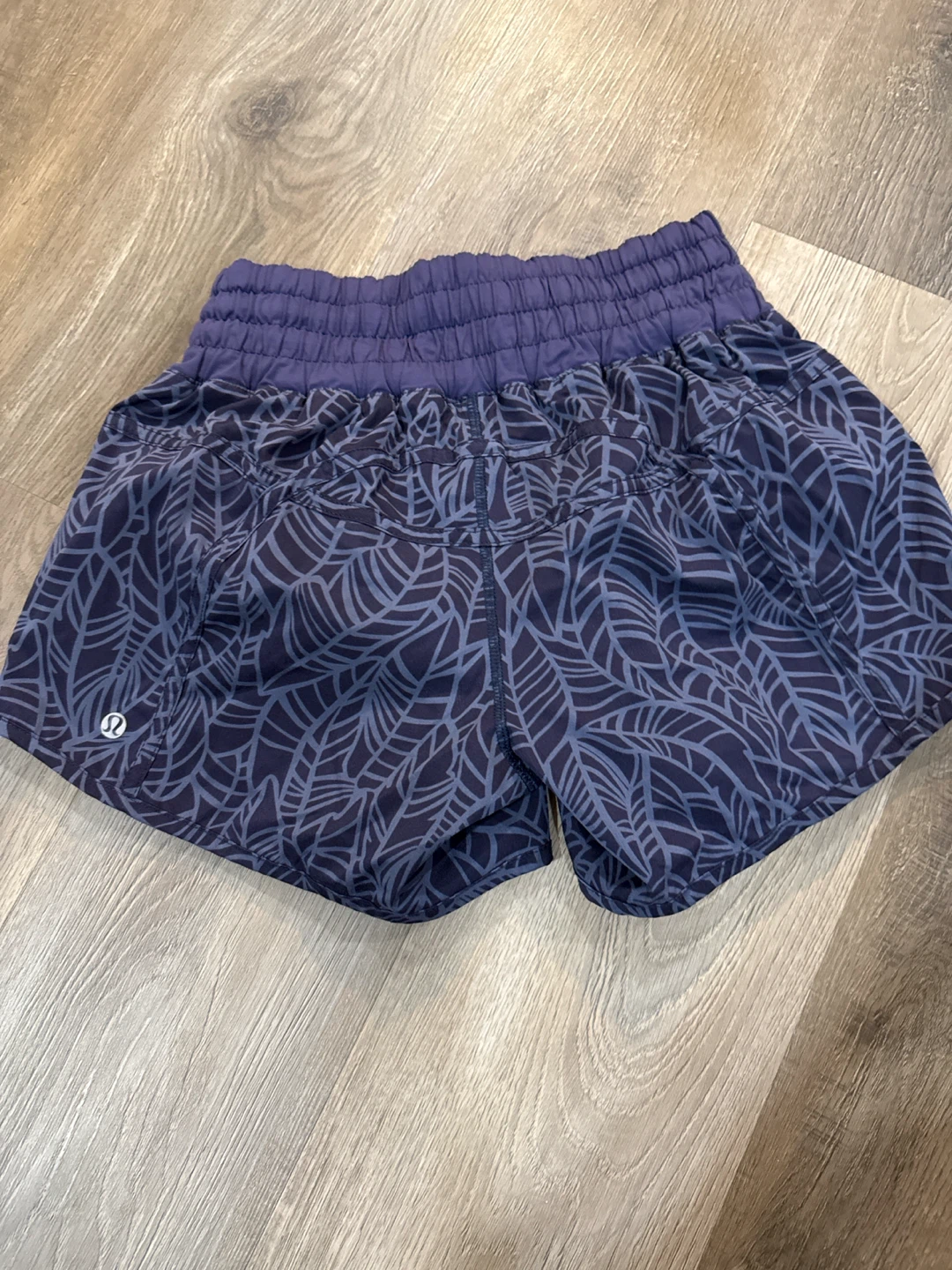 Lululemon Tracker Shorts Dark Blue Leaf Print - photo 3