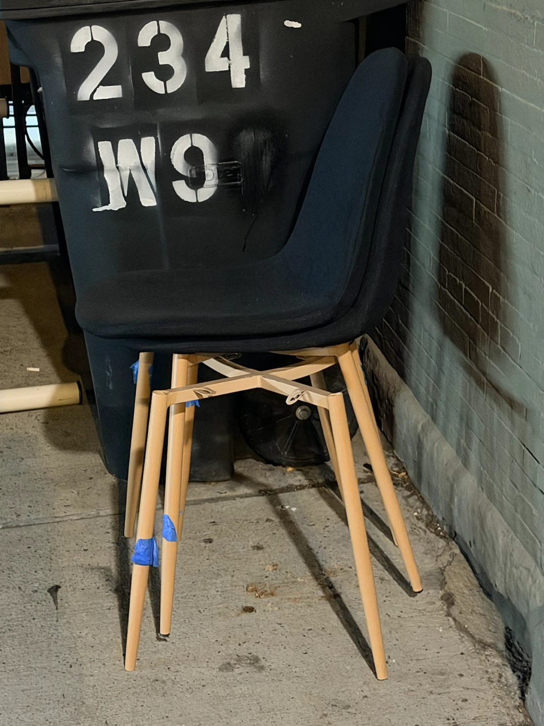 Free table and two chairs - photo 2