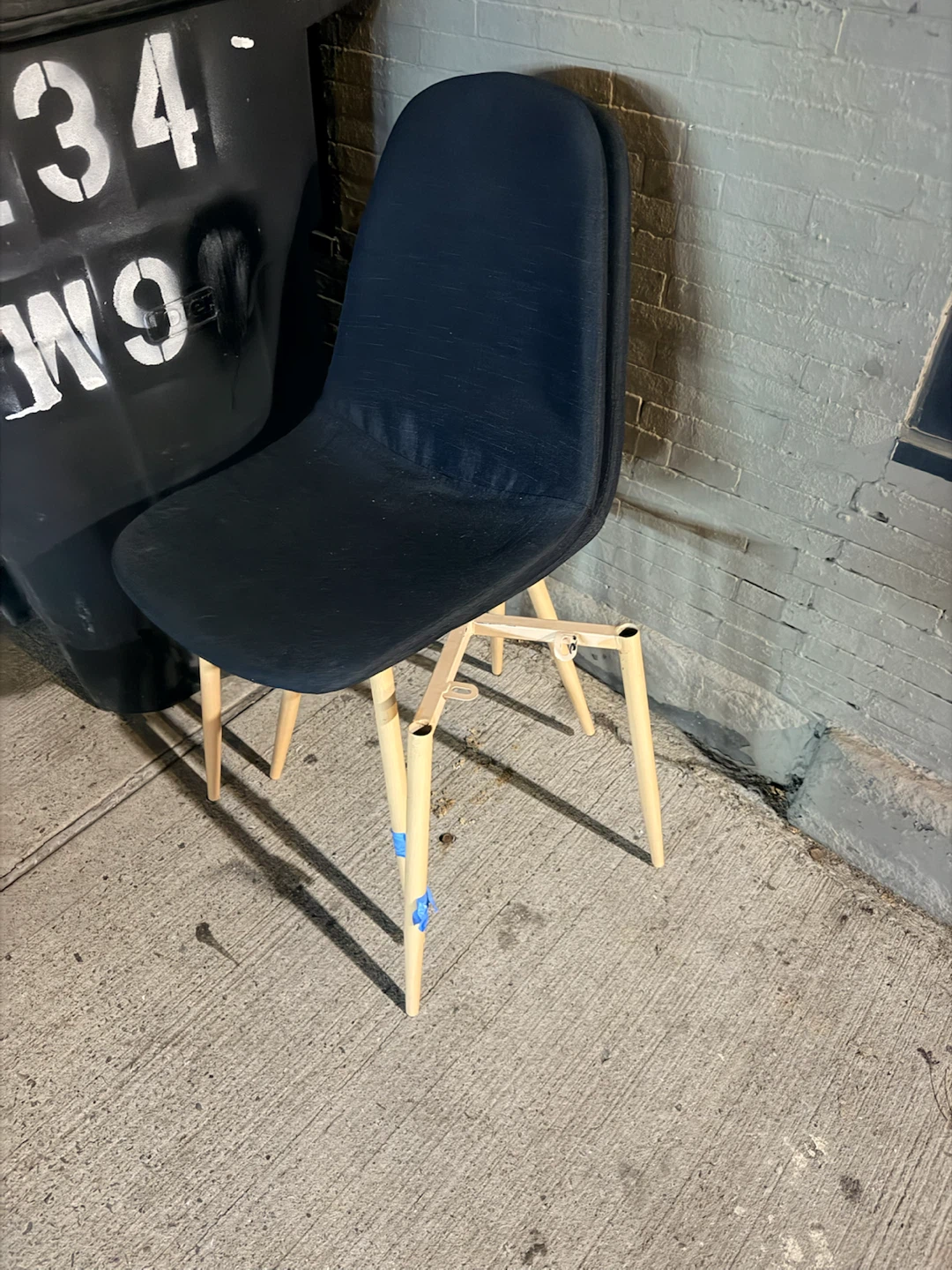 Free table and two chairs - photo 3