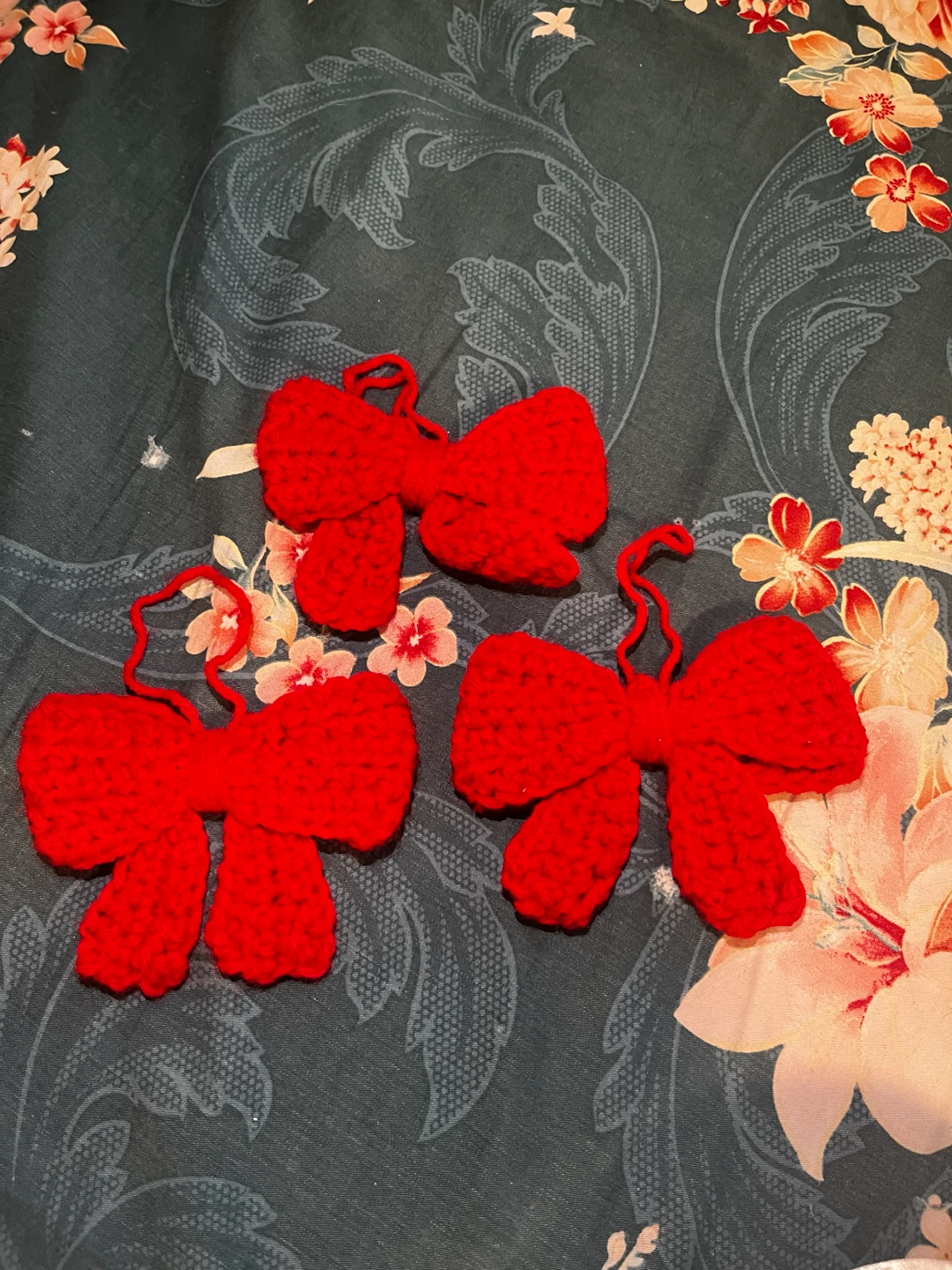 Crochet red bow for hanging - photo 2