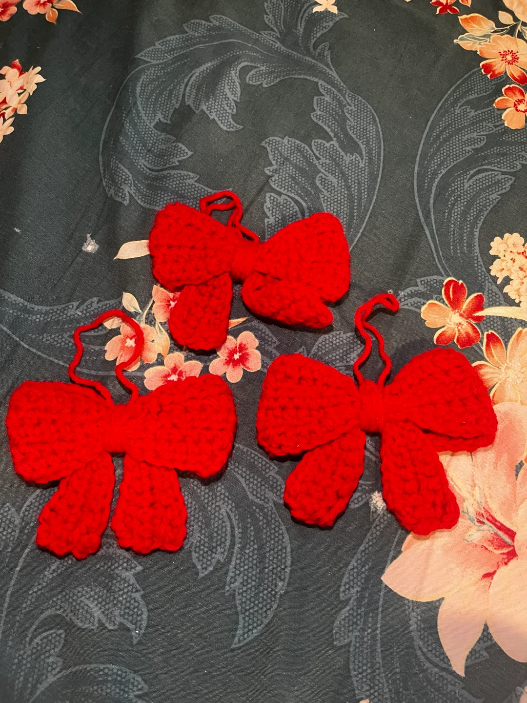 Crochet red bow for hanging - photo 3