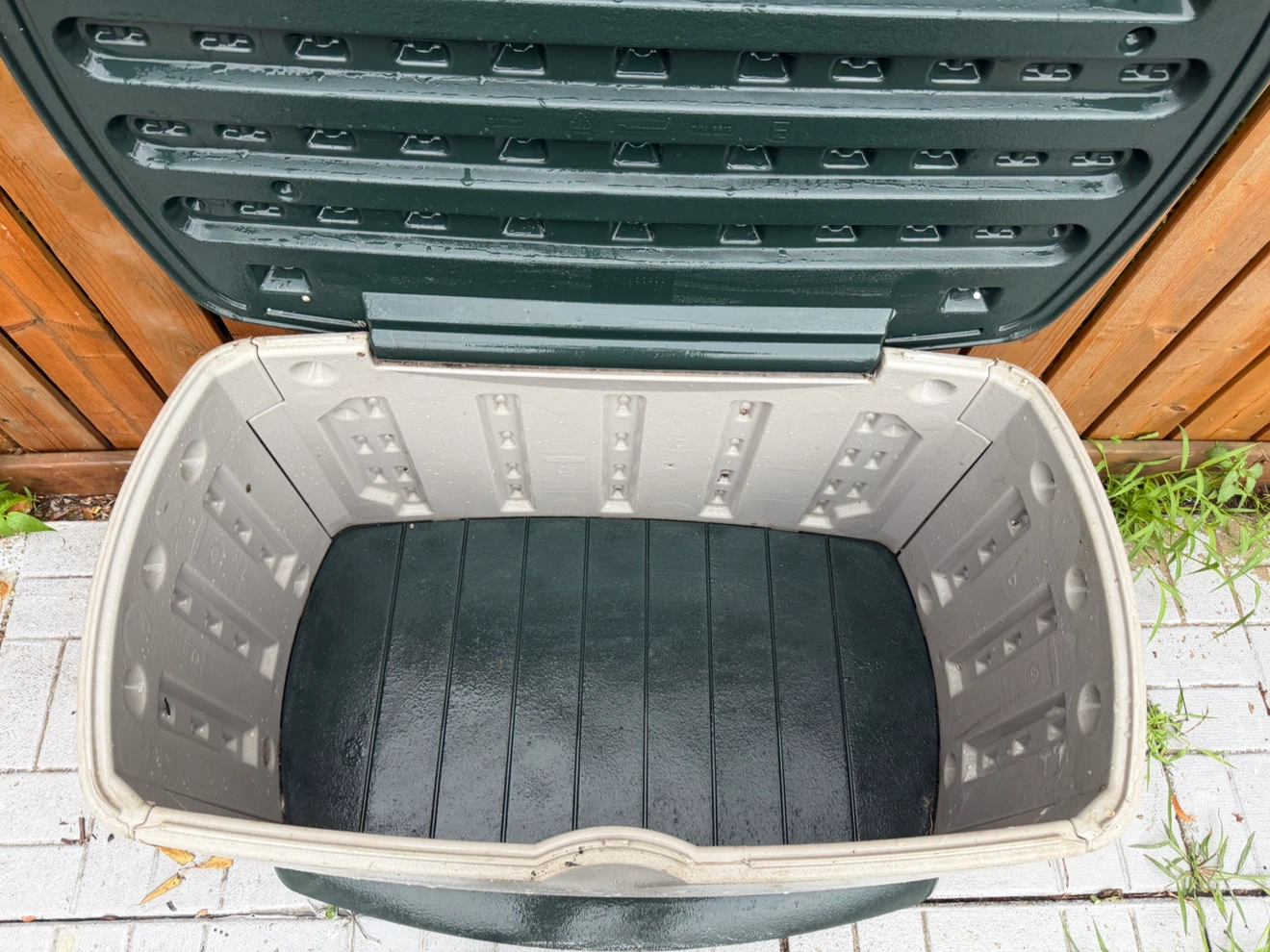 Rubbermaid Outdoor Storage Deck Box - photo 2