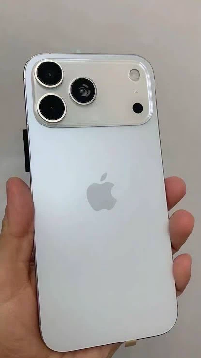 i found this iPhone 17 at the train station, dm if it is yours