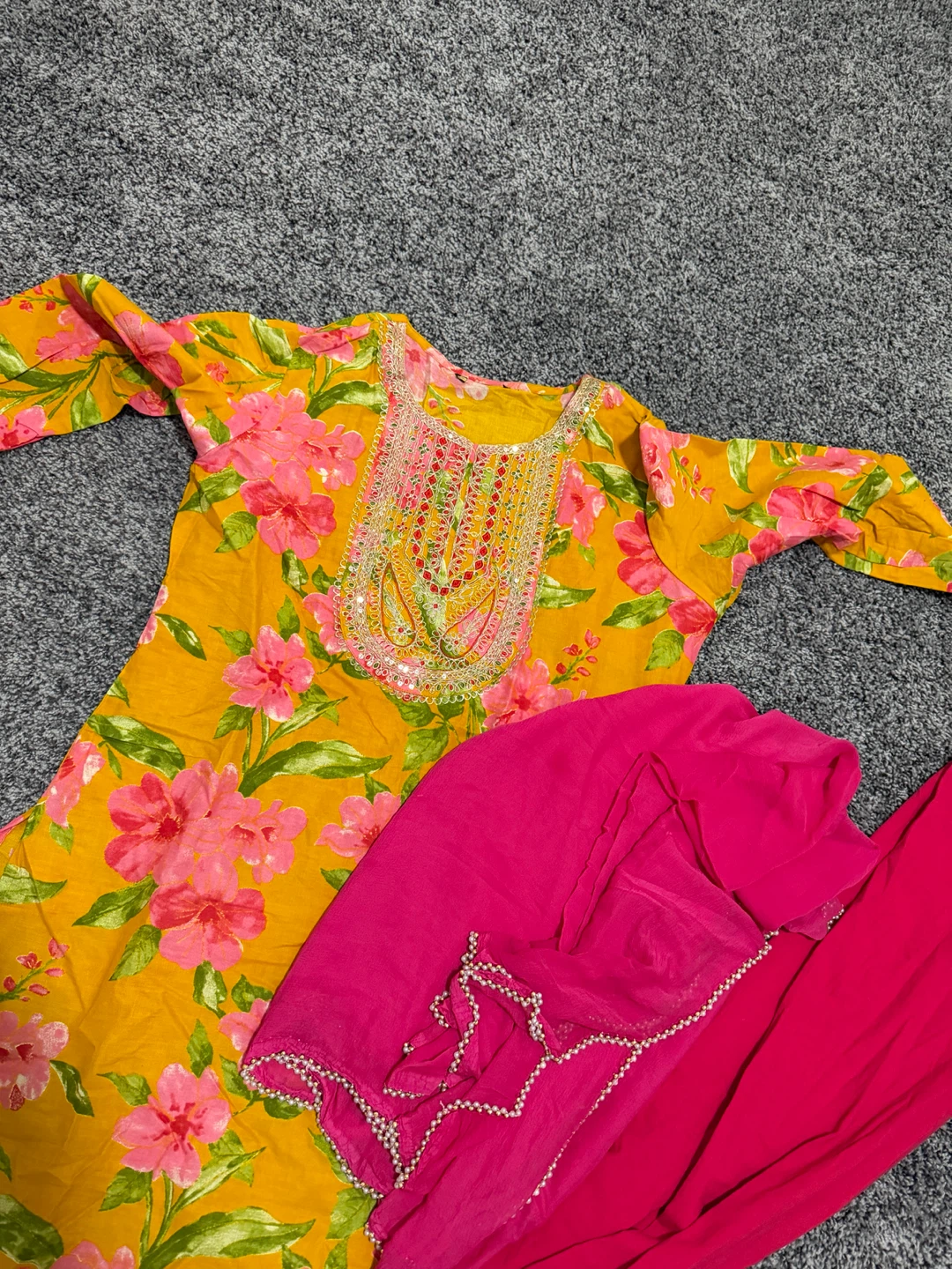 Yellow floral print kurta set with pink pants and dupatta - photo 2