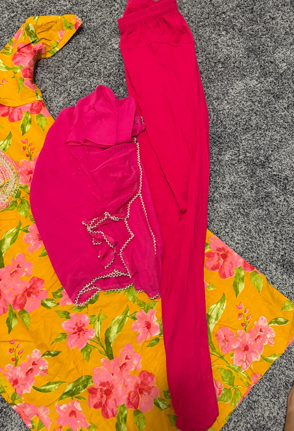 Yellow floral print kurta set with pink pants and dupatta - photo 3