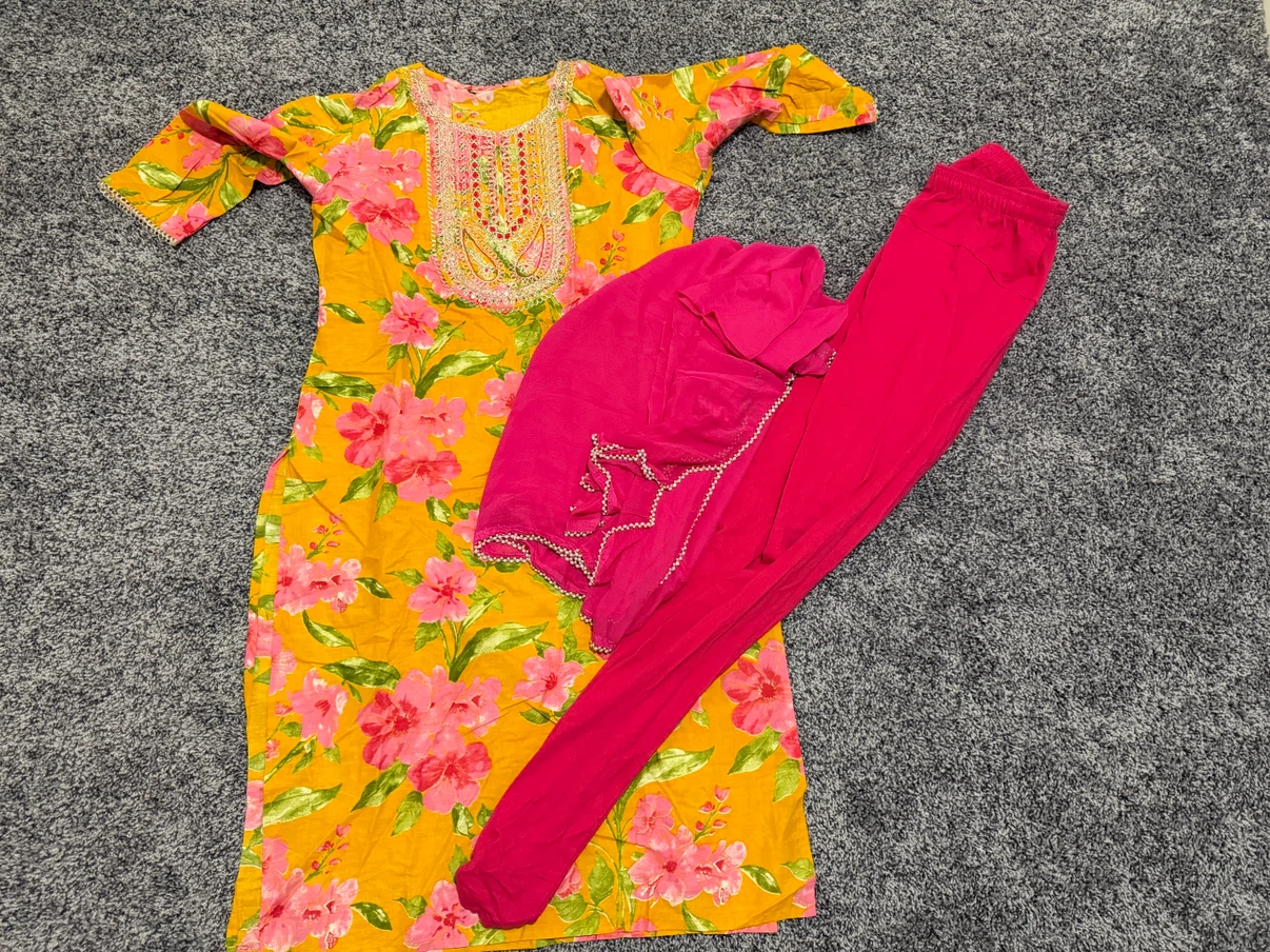 Yellow floral print kurta set with pink pants and dupatta - photo 4