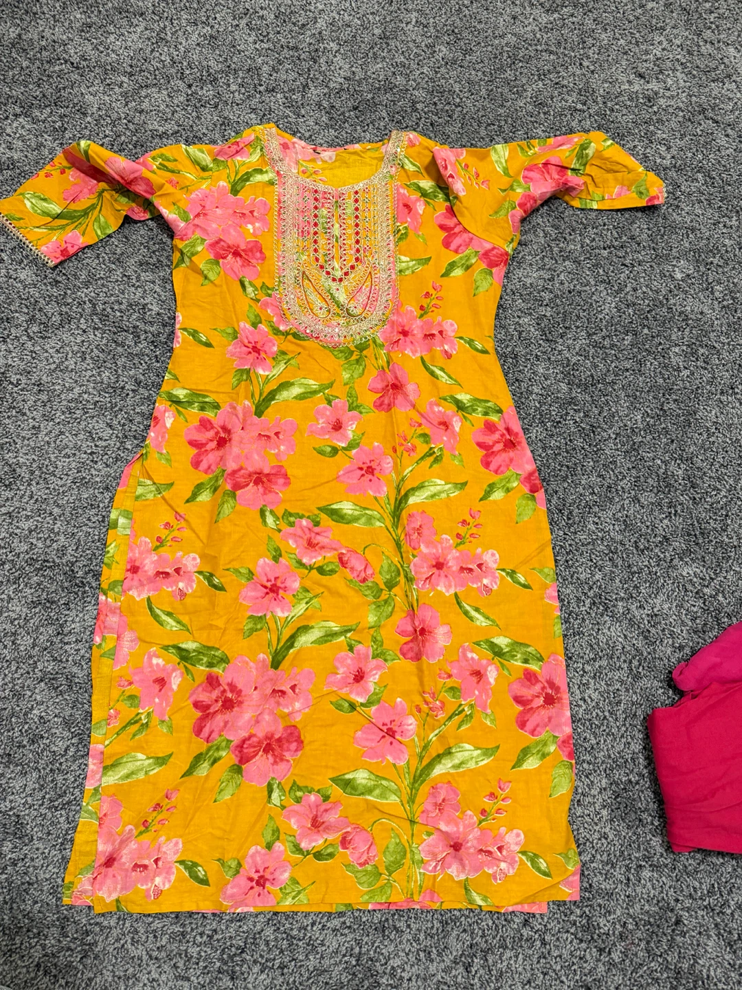 Yellow floral print kurta set with pink pants and dupatta - photo 5