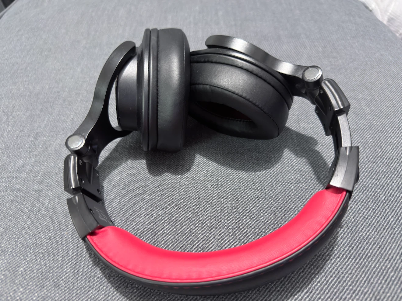 One Odio A70, Black Over-Ear Headphones with Red Accents - photo 2