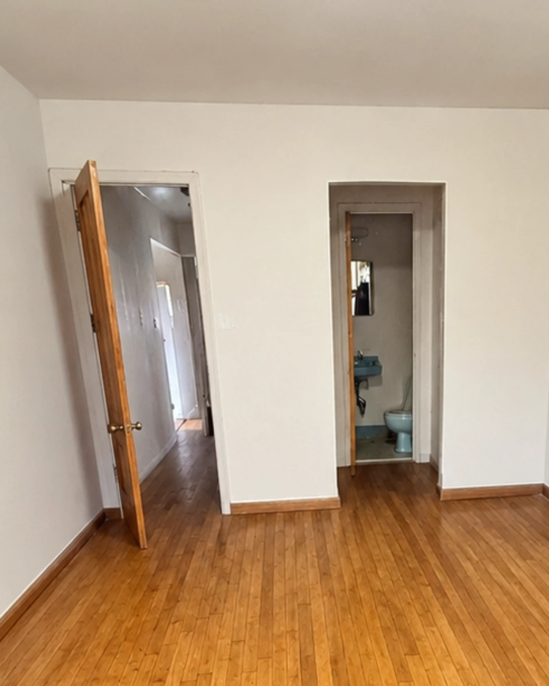 Empty Room with Hardwood Floors - photo 2