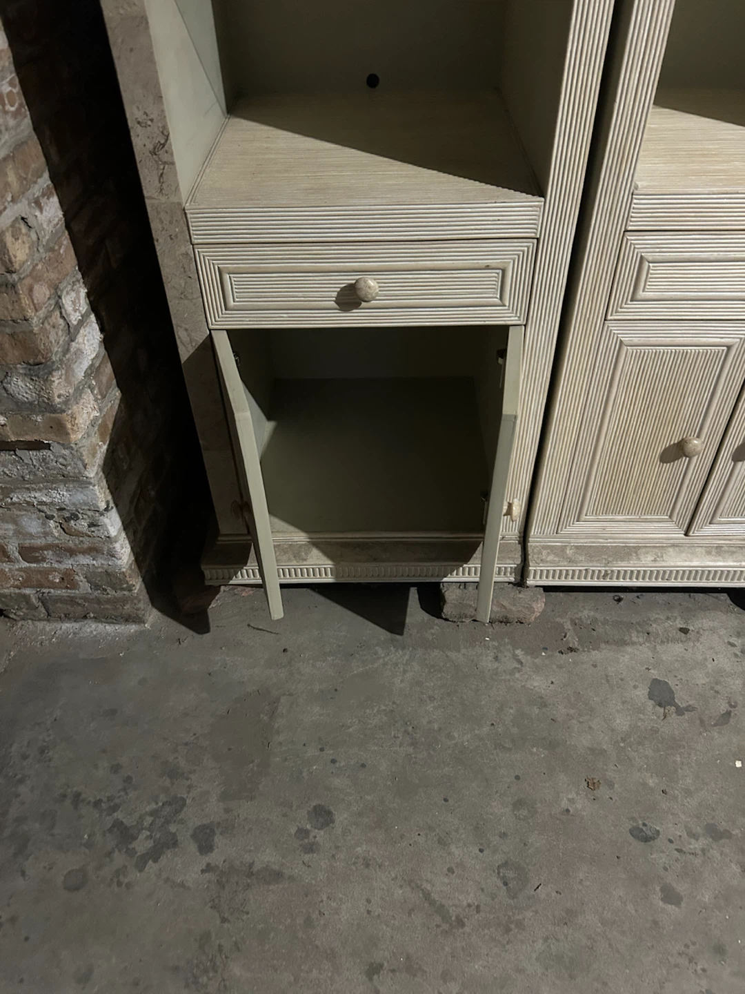 Elegant 2 piece cabinet with shelves - photo 2