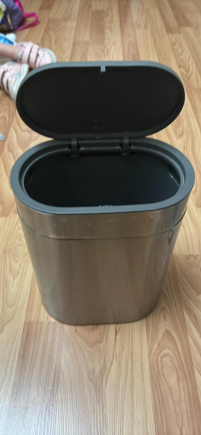Small garbage can with click and pop lid. - photo 2