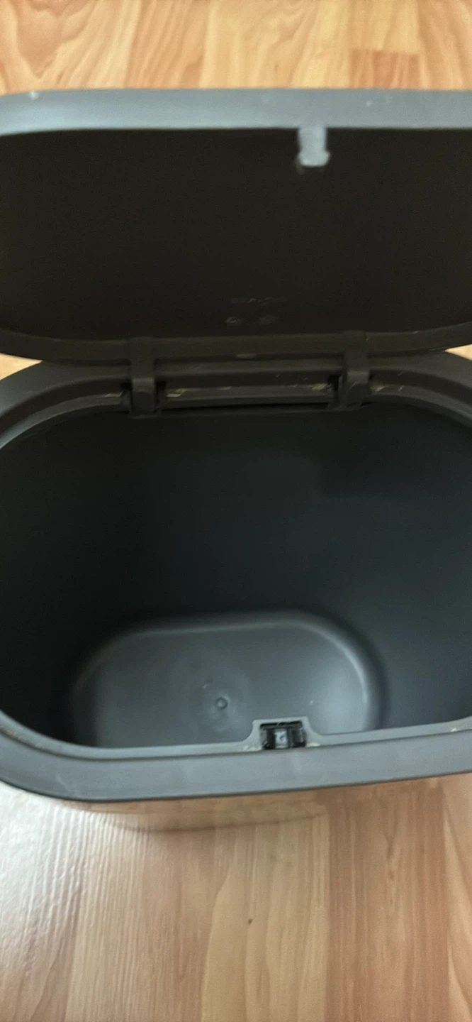 Small garbage can with click and pop lid. - photo 3