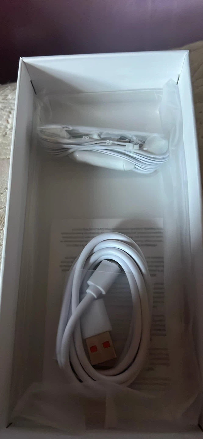 Fuffi Smartphone with Charger and Earphones - photo 3