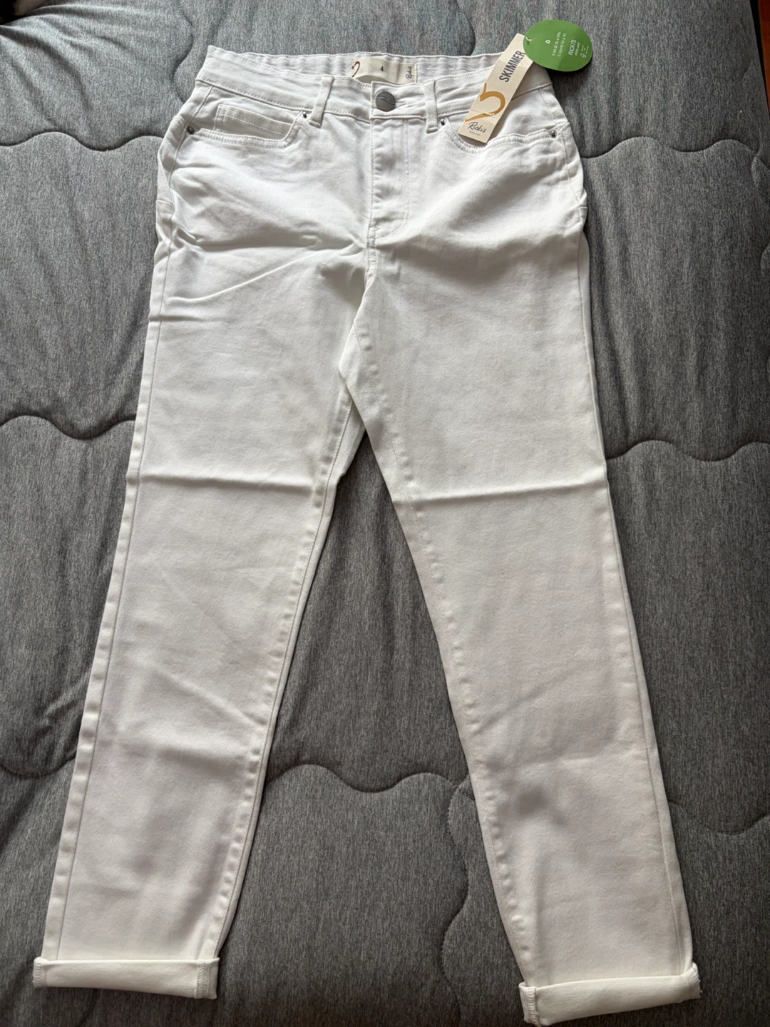 BNWT! Women’s size 4 white ankle denim pants