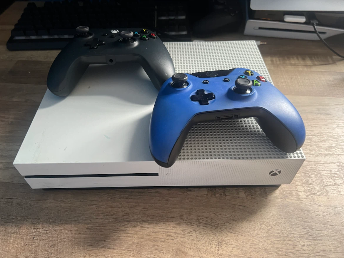 Xbox One S Console with Two Controllers - photo 4