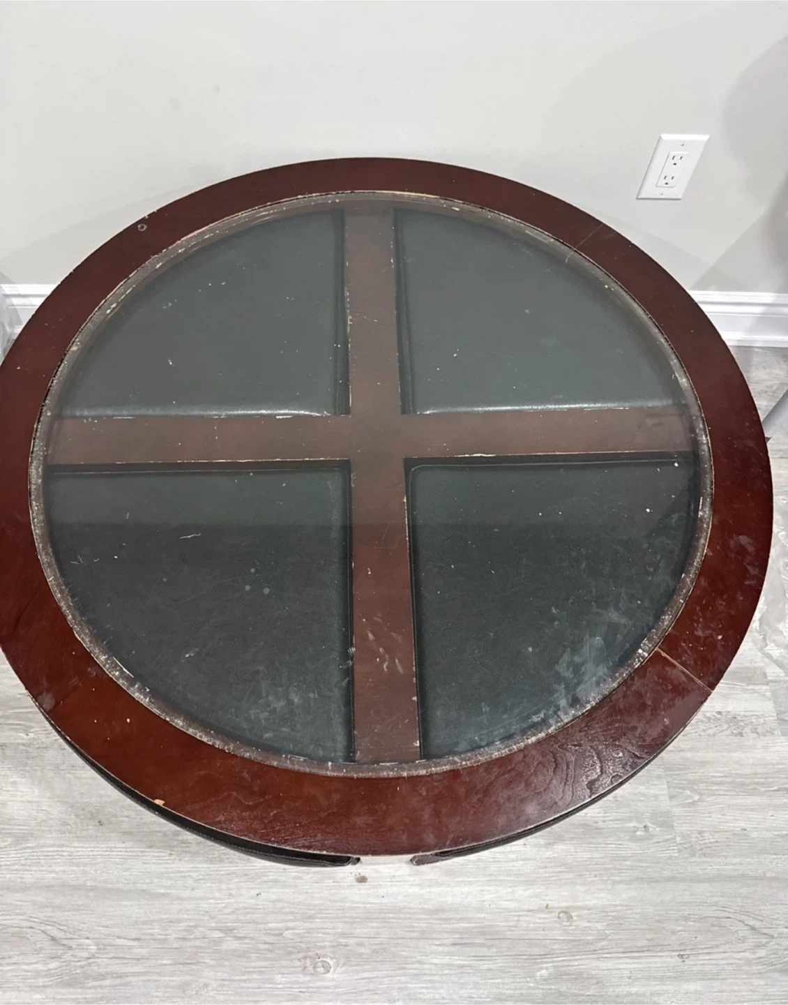 Round coffee table with glass top and 4 ottomans